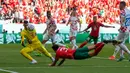 Kiper Kroasia Dominik Livakovic (kiri) berusaha menangkap bola yang disundul pemain Maroko Noussair Mazraoui pada pertandingan sepak bola Grup F Piala Dunia 2022 di Stadion Al Bayt, Al Khor, Qatar, Rabu (23/11/2022). Pertandingan berakhir imbang dengan skor 0-0. (AP Photo/Thanassis Stavrakis)