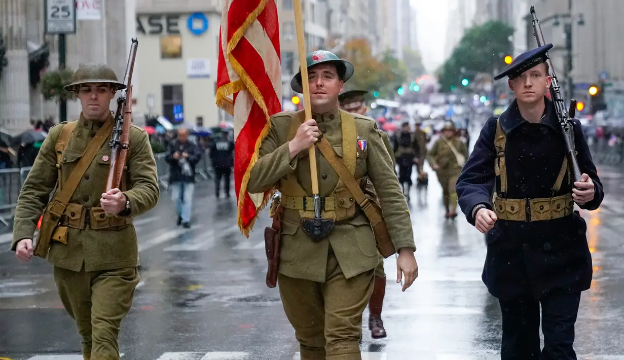 Peserta berbaris di Fifth Avenue saat parade Hari Veteran, New York, Amerika Serikat, 11 November 2022. Perayaan Hari Veteran di Amerika Serikat bertepatan dengan peringatan Armistice Day (Hari Gencatan Senjata) yang diperingati di Prancis, Selandia Baru dan Negara-negara Persemakmuran, atau disebut Remembrance Day di Britania Raya, Kanada, dan Australia. (AP Photo/Mary Altaffer)