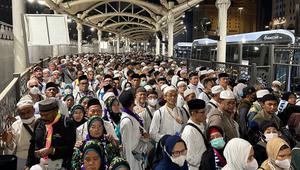 Jemaah haji Indonesia di Terminal Ajyad, Makkah, usai salat isya berjamaah di Masjidil Haram, Sabtu malam, 9 Mei 2026. (Foto: dok. Media Center Haji 2026)