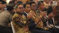 Presiden Joko Widodo didampingi oleh Ketua DPD Oesman Sapta Odang (kedua kanan) dan Ketua MPR Zulkifli Hasan (kiri) saat acara Sarasehan Nasional DPD RI di Senayan, Jakarta, Jumat (17/11). (Liputan6.com/Angga Yuniar)