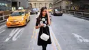 Menghadiri New York Fashion Week dengan dress motif bunga dan tights. Yang juga warna hitam dan putih. [Foto: @miktambayong]