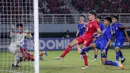 Jens Raven mencetak gol ke gawang Timnas Thailand U-19 dalam laga final Piala AFF U-19 2024 di Stadion Gelora Bung Tomo, Surabaya, Senin (29/7/2024). (Bola.com/Bagaskara Lazuardi)