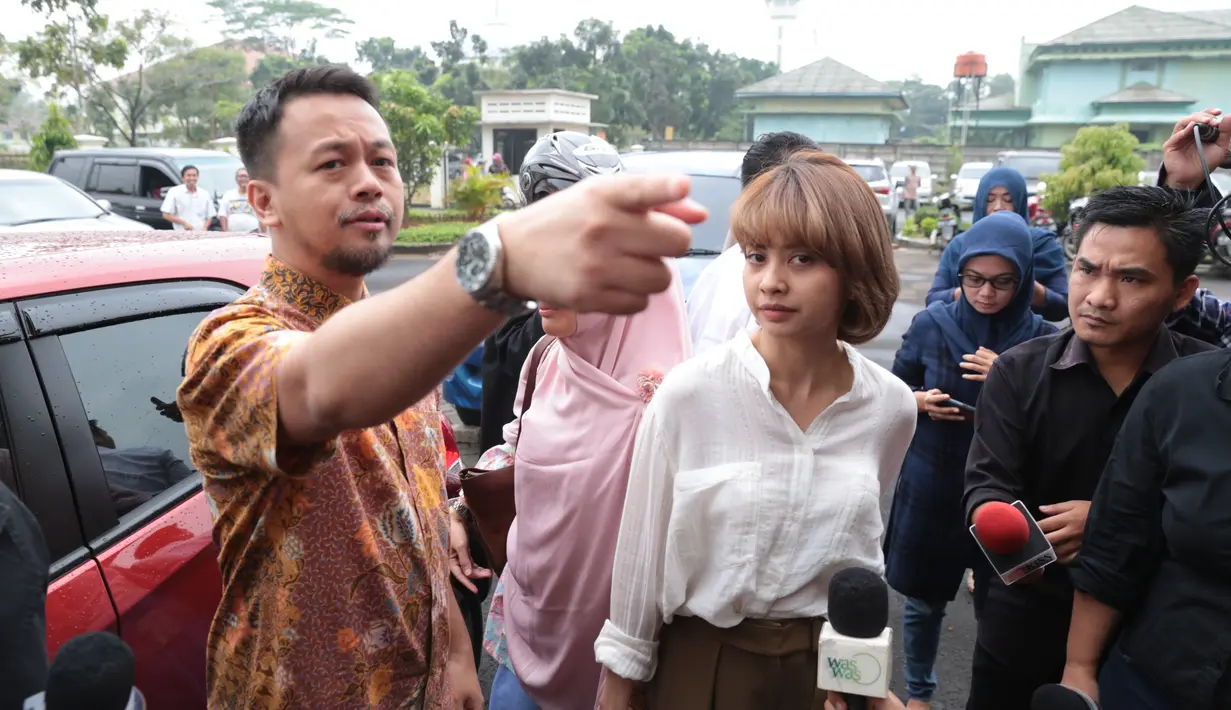 Tidak banyak bercerita terkait alasannya, Tiwi mengatakan semuanya hanya diketahui oleh dirinya dan Shogo. Mereka tak ingin membeberkan penyebab rusaknya rumah tangga yang sudah mereka bina selama empat tahun. (Adrian Putra/Bintang.com)