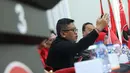Sekjen PDI Perjuangan, Hasto Kristiyantosaat menyampaikan keterangan di Jakarta, Rabu (18/7). Keterangan terkait daftar nama bacaleg yang diajukan PDIP ke KPU Pusat pada Selasa (17/7). (Liputan6.com/Helmi Fithriansyah)