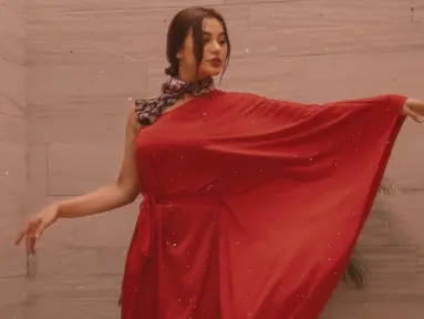 Nora Alexandra kerap mencuri perhatian publik, baik pernyataannya di media sosial hingga penampilannya. Haya OOTD wanita kelahiran Jember 1994 itu selalu menawan, seperti dengan outfit merah ini. (Liputan6.com/IG/ncdpapl)