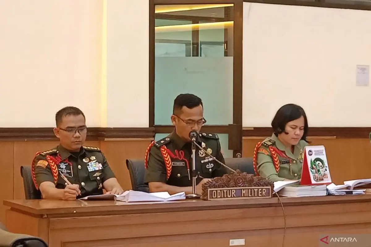Oditur Militer Mayor (Chk) Wasinton Marpaung dan Kolonel Chk Andri Wijaya dalam sidang perdana kasus dugaan penculikan dan pembunuhan Kacab Bank Jakarta