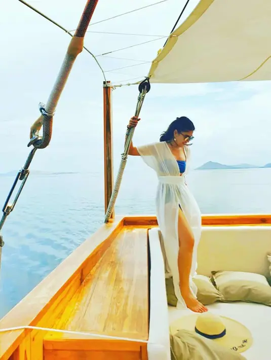 Dalam suasana liburan akhir tahun banyak selebriti yang liburan ke luar negeri. Namun bagi Dian Sastro, ia lebih memilih untuk liburan ke Labuan Bajo sebagai liburan akhir tahun bersama keluarga. (Liputan6.com/IG/@therealdisastr)