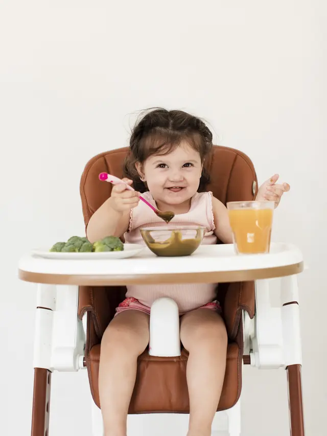 Belajar Mandiri Sejak Dini, Ini 5 Manfaat Self-Feeding pada Anak (photo by freepik.com)