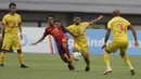 Gelandang Bhayangkara FC, TM Ichsan, berebut bola dengan penyerang Borneo FC, M Sihran, pada laga Liga 1 2019 di Stadion Patriot, Bekasi, Minggu (22/9/2019). Kedua tim bermain imbang 1-1. (Bola.com/M Iqbal Ichsan)