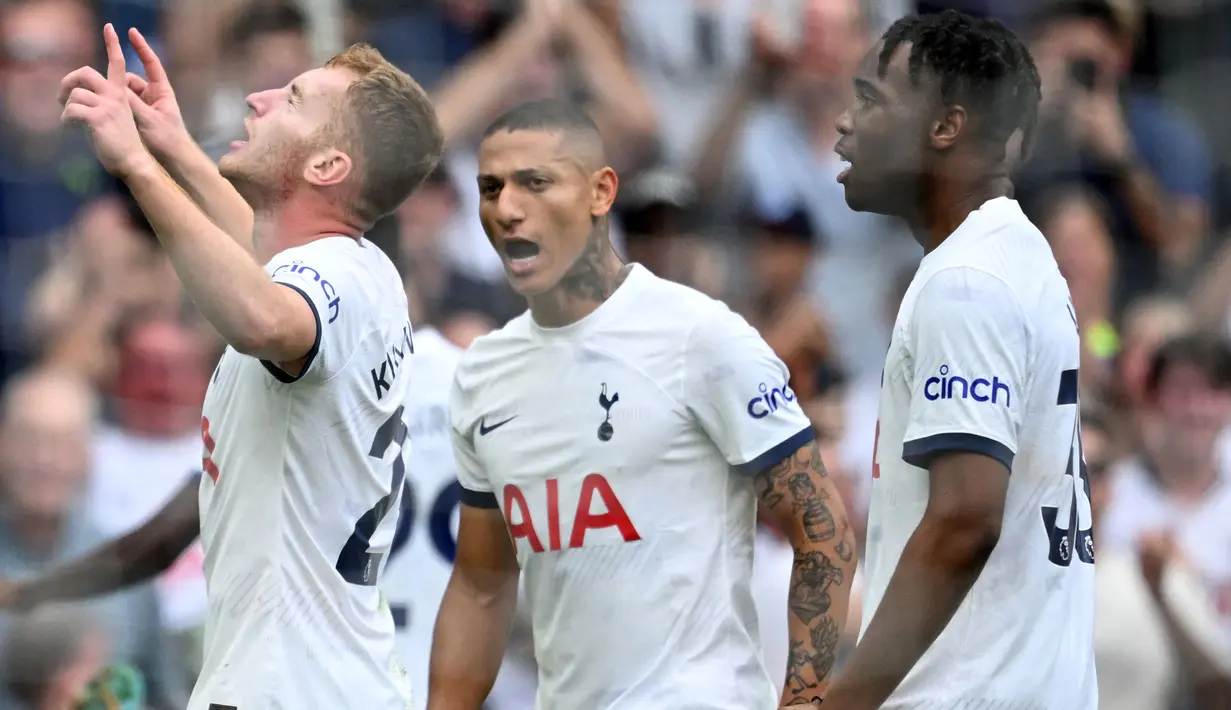 Tottenham Hotspur menjadi tim ketiga yang sukses memenangkan laga berkat dua gol penentu pada masa injury time di Liga Inggris musim 2023/2024. Momen itu terjadi masih pada pekan ke-5 saat Spurs menang 2-1 atas Sheffield United di Tottenham Hotspur Stadium (16/9/2023). Hingga penghujung waktu normal Tottenham Hotspur masih tertinggal 0-1. Pada masa injury time tuan rumah sukses mencetak dua gol melalui Richarlison (98') dan Dejan Kulusevski (100'). (AFP/Justin Tallis)