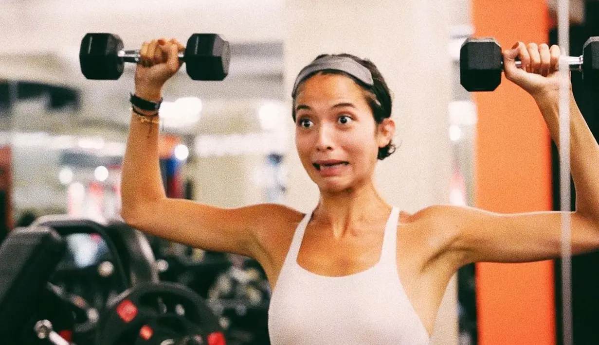 Putri Marino baru saja unggah foto terbaru di Instagram. Foto terbarunya yakni memperlihatkan Putri sedang berolahraga angkat beban di gym. Mimik wajah Putri yang curi perhatian ini mengundang gelak tawa para penggemarnya. (Liputan6.com/IG/@putrimarino)