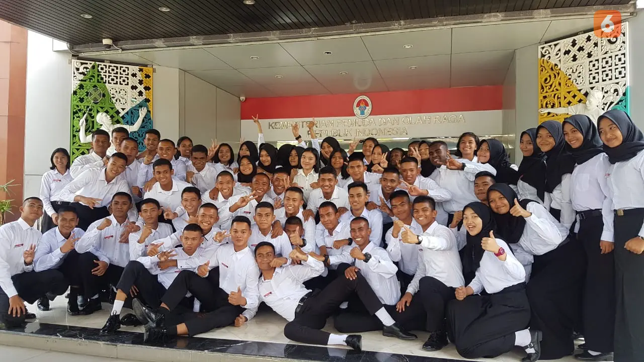 Calon Paskibraka 2019 Berfoto di Kawasan Gedung Kemenpora Jakarta
