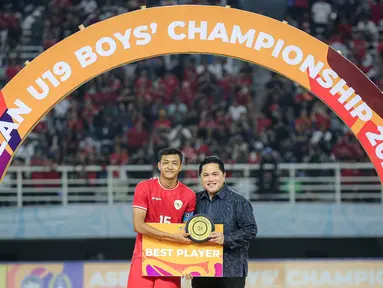 Selain meraih gelar juara Piala AFF U-19 2024, Indonesia patut berbangga dengan dua gelar penghargaan individu yang diraih dua pemainnya, Ikram Algiffari sebagai kiper terbaik dan kapten tim Dony Tri Pamungkas yang menyabet penghargaan pemain terbaik turnamen. Berikut daftar lengkap para peraih penghargaan individu pada Piala AFF U-19 2024. (Bola.com/Bagaskara Lazuardi)