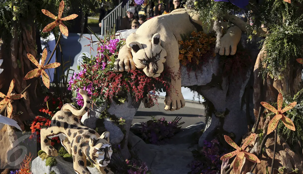Sebuah mobil hias yang berisi patung aneka satwa ikut berparisipasi di Rose Parade, Pasadena, California (1/1/2016). Acara Rose Parade menjadi acara yang dinantikan penduduk Pasadena setiap awal tahun (REUTERS / David McNew)