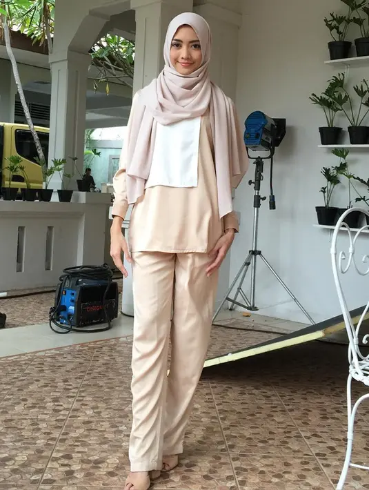 Aura kecantikan Ririn Dwi Ariyanti saat memakai hijab ini sangat terpancarkan. Wajar saja jika ia disebut cantik memesona oleh netizen. Penampilannya yang anggun membuat Ririn banjir pujian dari netizen. (Liputan6.com/IG/@ririndwiariyanti)