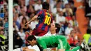 Lionel Messi melakukan solo run melewati beberapa pemain Madrid sebelum mencetak gol kedua ke gawang Iker Casillas di Stadion Santiago Bernabeu, Madrid, (27/4/2011). Barca menang 2-0. (AFP Photo/Dani Pozo)