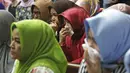 Kerabat mantan Wali Kota Kendari Asrun dan anaknya Wali Kota nonaktif Kendari Adriatma Dwi Putra mendengar sidang vonis di Pengadilan Tipikor, Jakarta, Rabu (31/10). Asrun dan Adriatma divonis 5 tahun 6 bulan penjara. (Liputan6.com/Herman Zakharia)