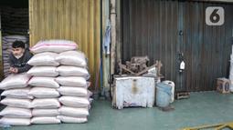 Kondisi salah satu agen beras yang tutup akibat kelangkaan pasokan di Pasar Induk Beras Cipinang (PIBC), Cipinang, Jakarta Timur, Selasa (31/1/2023). Stok yang menipis tersebut menyebabkan harga seluruh jenis beras di PIBC stabil tinggi sekitar 30-50 persen. Tidak hanya jenis medium, beras premium juga sama. (merdeka.com/Iqbal S. Nugroho)