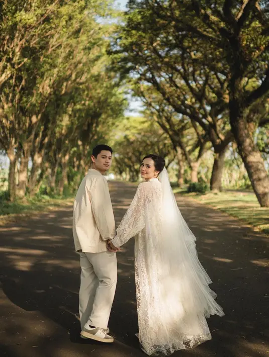 Beby Tsabina memancarkan pesona anggun sebagai calon pengantin, mengenakan lace maxi dress dan veil tile berwarna putih gading.  [Foto: IG/ @seenbysou @corneliuswisana].