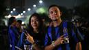 Pasangan yang merupakan fans Inter Milan berpose saat acara nonton bareng partai puncak Liga Champions antara Manchester City melawan Inter Milan yang diselenggarakan oleh Inter Club Indonesia (ICI) di Tenis Indoor Senayan, Jakarta, Sabtu (10/6/2023). (Bola.com/Bagaskara Lazuardi)