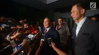 Ketum Partai Gerindra Prabowo Subianto (kiri) dan Agus Harimurti Yudhoyono (AHY) memberi keterangan usai menjenguk Ketum Partai Demokrat Susilo Bambang Yudhoyono (SBY) di RSPAD, Jakarta, Rabu (18/7). SBY dirawat karena kelelahan. (Merdeka.com/Imam Buhori)