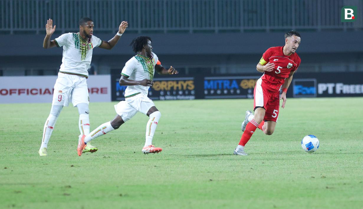 <p>Pemain Timnas Indonesia U-22, Ivar Jenner (kanan) berhasil melawati dua pemain Mali U-22&nbsp;yang dilangsungkan di Stadion Pakansari, Bogor, Jawa Barat, Sabtu (15/11/2025). (Bola.com/M Iqbal Ichsan)</p>
