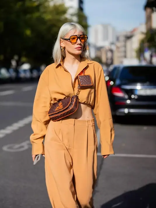 <p>Bermain dengan banyak aksesori. Jika kamu menghadirkan gaya yang sederhana dengan basic jersey dan celana jeans, jangan takut bermain dengan banyak aksesori. Seperti colorful jackets, statement gloves, atau footwear yang playful, bahkan stylish bag juga bisa menjadi tambahan detail yang menyenangkan.</p>