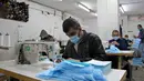 Sejumlah pekerja Palestina membuat masker di sebuah pabrik di Gaza City (13/4/2020). Palestina pada Senin (13/4) mengatakan jumlah kasus terkonfirmasi COVID-19 meningkat menjadi 308, termasuk 36 kasus di Yerusalem Timur. (Xinhua/Rizek Abdeljawad)
