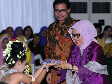 Istri Wakil Presiden RI, Mufidah Jusuf Kalla (kedua kanan) menerima selendang saat menghadiri Lomba Kuliner Daerah dan Desain Busana Nusantara di Kementerian Agraria dan Tata Ruang/Kepala BPN Jakarta, Senin (18/4/2016). (Liputan6.com/Helmi Fithriansyah)