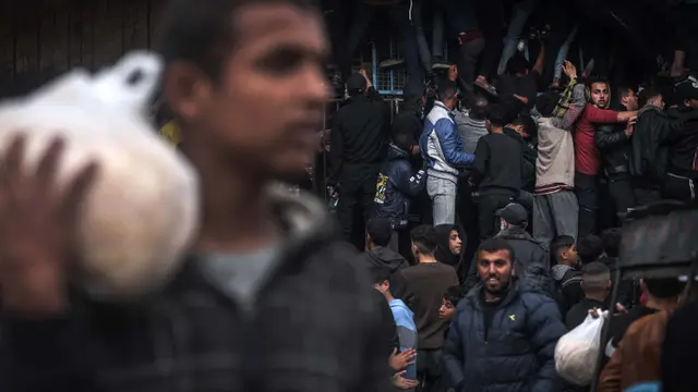 Warga Palestina Serbu Toko Roti di Rafah