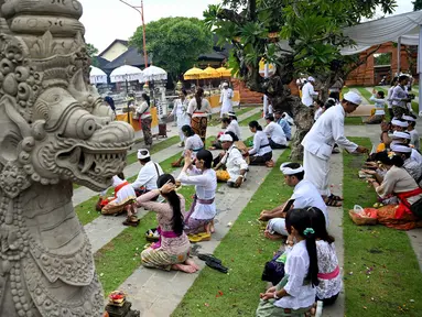 Umat Hindu Bali berkumpul untuk berdoa di sebuah pura untuk merayakan Hari Raya Galungan di Denpasar, pada tanggal 28 Februari 2024. (SONNY TUMBELAKA/AFP)