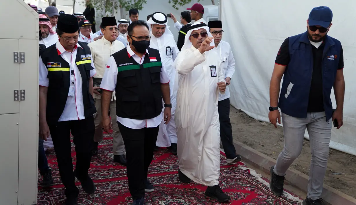 Menag juga meninjau fasilitas tambahan berupa mobil golf yang disiapkan untuk membantu proses mobilitas dan evakuasi jemaah haji Indonesia. Menag dan jajarannya lalu menjajal mobil golf tersebut. Fasilitas ini penting untuk berbagai keperluan jemaah selama di Arafah. (FOTO: MCH PPIH ARAB SAUDI 2023)