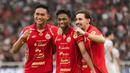 Aditya Warman (tengah) merayakan golnya bersama rekan satu timnya pada pekan ke-16 BRI Super League 2025/2026 di Stadion Utama Gelora Bung Karno (SUGBK), Jakarta Pusat, Sabtu (3/1/2026) sore WIB. (Bola.com/Abdul Aziz)