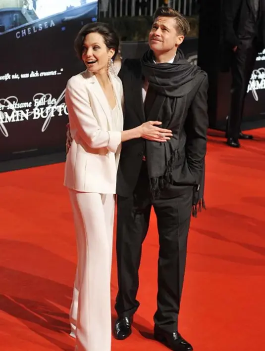 Selanjutnya, di foto ini Jolie dan Pitt begitu serasi. Mereka terlihat seakan terus bahagia tanpa adanya masalah seperti sekarang ini. Rona bahagia Jolie terlihat sekali di wajahnya ketika ia sambil memeluk Pitt. (AFP/John McDougal)