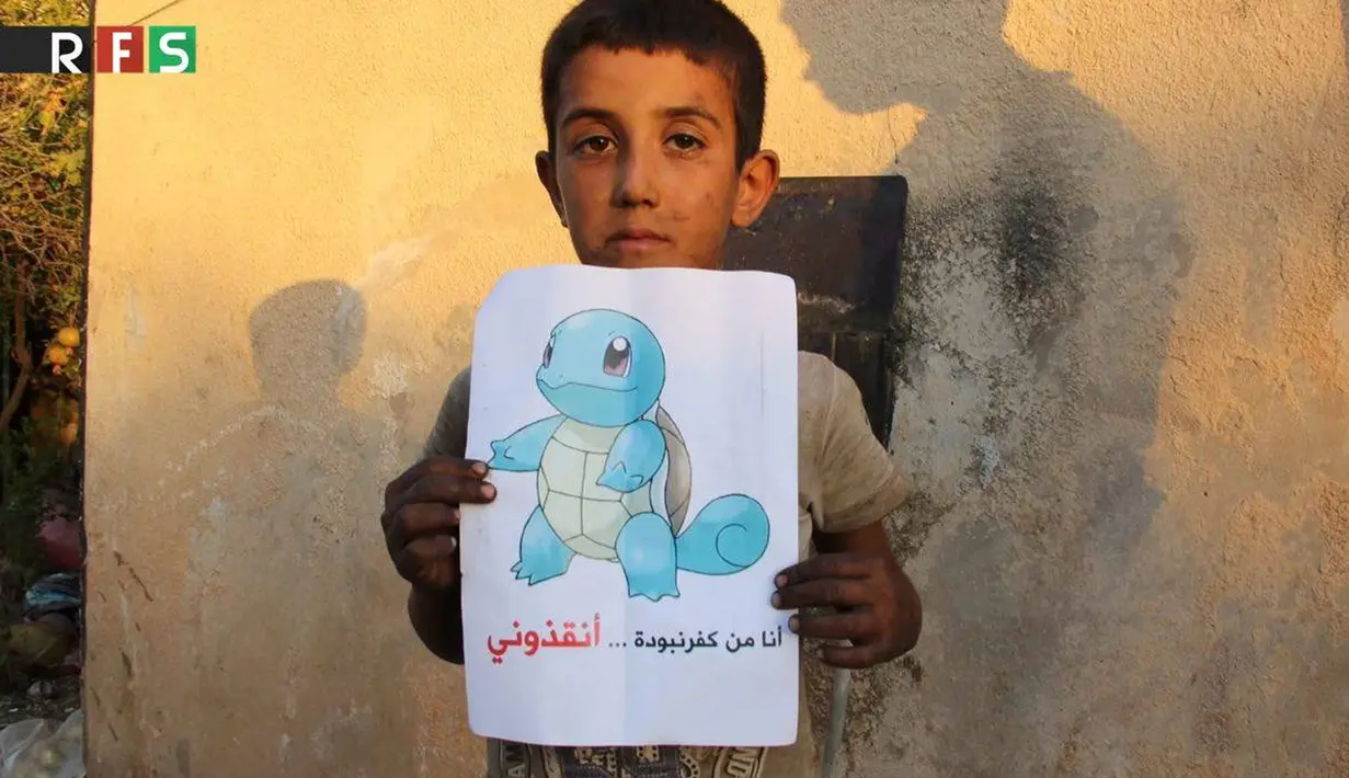 Seorang anak memegang kertas bergambarkan salah satu karakter dalam permainan Pokemon dan tulisan "Aku dari Kafr Naboudah, tolong selamatkan aku", Suriah (22/7). (REUTERS)