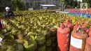 Petugas mengecek tabung LPG bersubsidi  yang diamankan di Jakarta, Jumat (15/7/2022). Sebanyak, 3.344 tabung gas non subsidi yang dijual di pasaran  sebagai barang bukti yang telah diamankan bersama 14 tersangka. (merdeka.com/Imam Buhori)