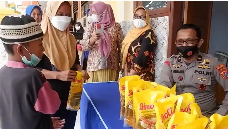 Emak-emak di Kota Kendari, berebut vaksinasi usai polisi memberikan minyak goreng gratis.(Liputan6.com/Ahmad Akbar Fua)