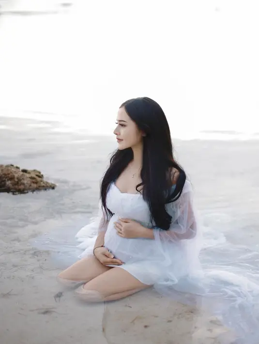 Bella yang baru saja genap berusia 25 tahun pada 17 Desember 2023, tampil cantik dengan balutan mini dress putih dengan outer tulle menjuntai panjang. Penampilannya makin cantik dengan polesan natural. [Instagram/bellabonita_r.a]