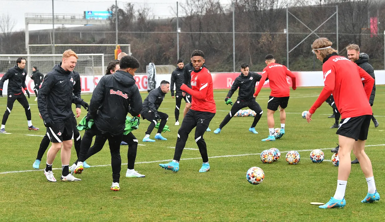 Para pemain RB Salzburg mengambil bagian dalam sesi latihan di Salzburg, Austria, 15 Februari 2022. RB Salzburg akan menjamu Bayern Munchen pada leg pertama babak 16 besar Liga Champions 2021/2022 di Stadion Red Bull Arena, Kamis (16/2/2022) dini hari WIB. (KERSTIN JOENSSON/AFP)