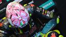 Pada balapan MotoGP San Marino 2021 The Doctor memakai desain helm yang dipersembahkan khusus untuk calon anak perempuan yang masih dalam kandungan pasangannya. (AFP/Andreas Solaro)