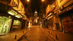 Jalan sepi menuju Menara Galata yang ikonik di Istanbul, Turki, Kamis  (29/4/2021). Turki memulai lockdown terbaru untuk membantu melindungi dari penyebaran virus corona  COVID-19. (AP Photo/Emrah Gurel)