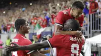 Ekspresi para pemain Manchester United merayakan gol Romelu Lukaku saat melawan Manchester City pada laga International Champions Club di NRG Stadium, Houston, (20/7/2017). (AP/David J. Phillip)