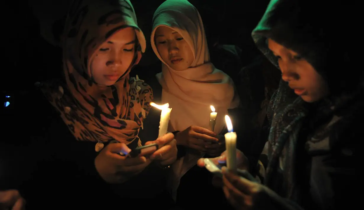 Kampanye Earth Hour yang diwarnai dengan pemadaman listrik selama 1 jam di seluruh dunia itu juga berlangsung di Palembang (ANTARA FOTO/ Feny Selly) 