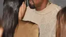 “Kanye tidak pernah ragu dengan cinta yang diberikan oleh Kim Kardashian kepadanya, tetapi dia (Kanye) sedang memulai untuk meyakinkannya lebih jauh, Kanye tidak ingin hal berbahaya di pernikahannya,” ucap sumber. (AFP/Bintang.com)