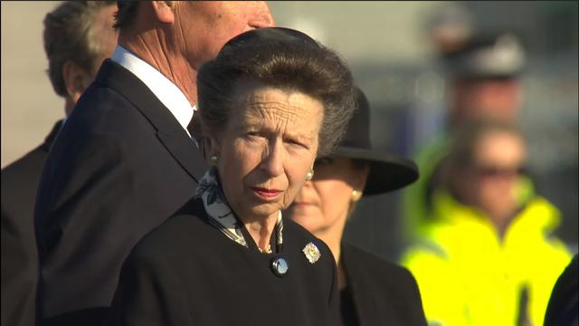 Putri Anne (Princess Royal) ikut naik ke pesawat yang mengantar Ratu Elizabeth II pulang ke Istana Buckingham, London.