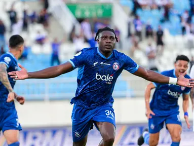 Striker Arema FC, Samule Otusanya, melakukan selebrasi setelah mencetak gol penyeimbang 2-2 saat menghadapi Bhayangkara Presisi Lampung FC dalam lanjutan BRI Super League 2026/2027 di Stadion Kanjuruhan, Malang, Sabtu (10/10/2026). Gol tersebut memastikan Singo Edan bangkit setelah tertinggal dua gol pada babak pertama dan menyelamatkan satu poin di hadapan Aremania. (Bola.com/Iwan Setiawan)