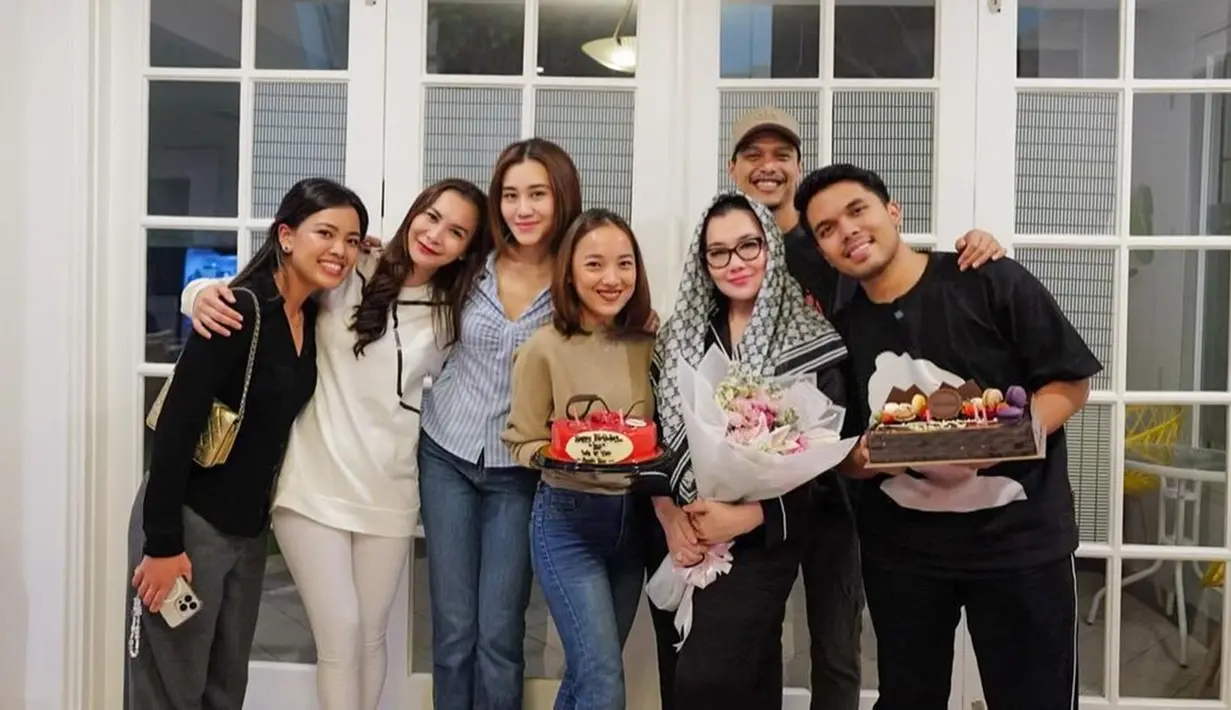 Reza Artamevia kemudian berdoa harapannya sebelum meniup lilin yang ada di atas kue ultah. Semua orang yang ikut memberikan kejutan pun sontak merekam momen tersebut dengan kamera ponsel masing-masing. Pelantun lagu 'Berharap Tak Berpisah' itu tak menyangka akan mendapat kejutan tersebut. (Liputan6.com/IG/@rezaartameviaofficial)