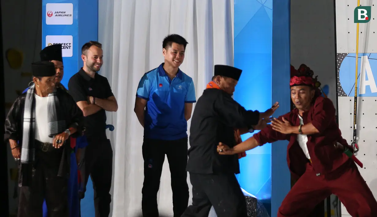 IFSC Event Officer, Alessandro Di Caro (tengah kiri) dan Stanley Yeo (tengah kanan) menyaksikan kesenian Palang Pintu saat pembukaan Kejuaraan Dunia Panjat Tebing IFSC 2023 seri Jakarta di Lot 6, Kompleks Stadion Utama Gelora Bung Karno, Jakarta, Indonesia, Sabtu (06/05/2023). (Bola.com/Bagaskara Lazuardi)