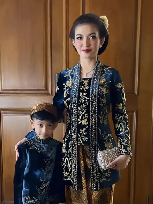 Mengenakan kebaya navy velvet berbordir emas, Selvi tampil mengaplikasikan lipstik merah matte dengan blush on merah di pipinya. [@selvi_ananda_]