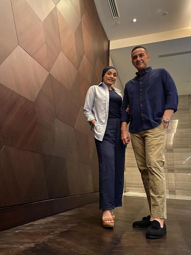 Awet Muda, Ini 6 Potret Terbaru Presenter Ferdy Hasan Bareng Sang Istri